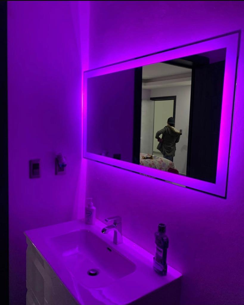 Espejo de pared para baño con iluminación LED, alto lumen y